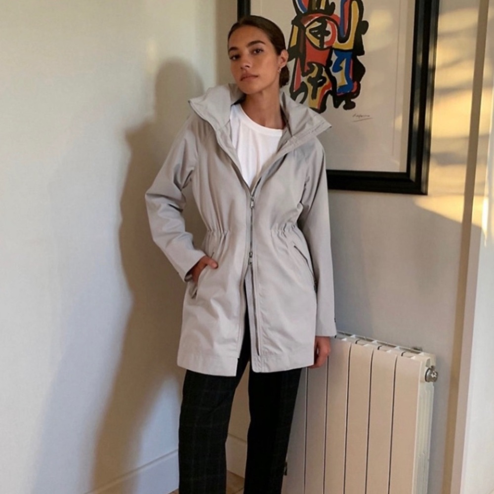 Aritzia The Group By Babaton Raindrop Casual Relaxed Jacket New
Coat Size XS
